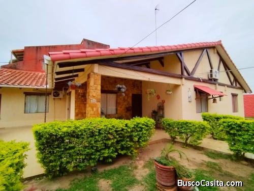 AV. DOBLE VIA LA GUARDIA ZONA NUEVO MERCADO ABASTO AMPLIA CASA DE 9 DORMITORIOS EN VENTA