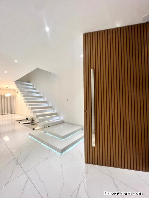 Casa de lujo a estrenar en Urb. en venta