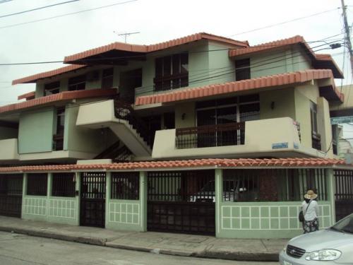 ALQUILO EN KENNEDY NUEVA, TODO UN PISO 280M2 ESQUINERO, PARA OFICINAS 
