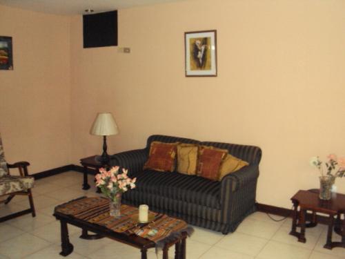 ALQUILO SUITES AMOBLADAS POR DIA, CDLA. LAS GARZAS, EN AV. FCO. DE ORELLANA