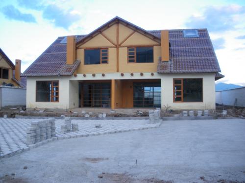 bonita casa por alquilar en Conocoto