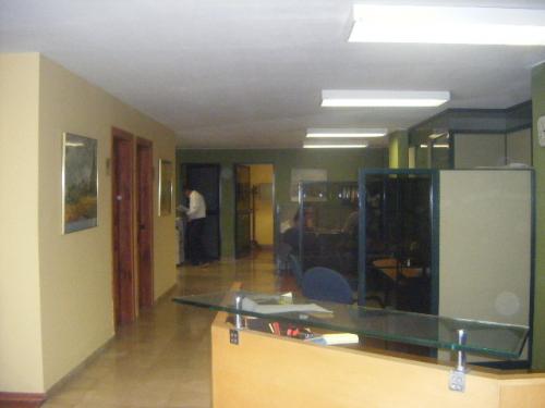 OFICINA DE VENTA CON DIVISIONES Y SEMIAMOBLADA