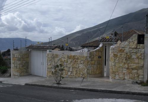 CASA CON PISCINA CLUB LA MARCA 244m2:$99.000 KILÓMETRO 2 VÍA A CALACALÍ,MEJOR URBANIZACIÓN MITAD DEL MUNDO.