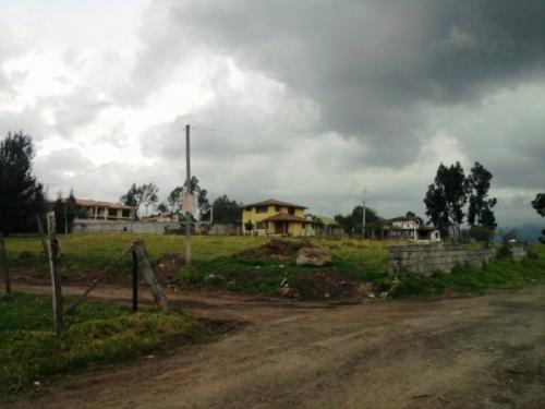 VENDO TERRENO ESQUINERO PLANO PARA CUALQUIER PROYECTO INMOBILIARIO SECTOR EL COLIBRI- SANGOLQUI