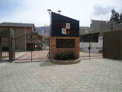 Se vende casa  x estrenar, via mitad del mundo a lado de cemexpo, cjto alcazar de toledo