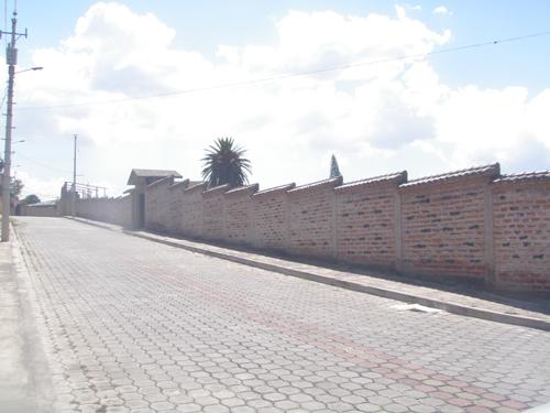 TUMBACO VENDO TERRENO ESQUINERO CON CERRAMIENTO 2156 M2 URBANIZACION EXCLUSIVA -TODOS LOS SERVICIOS