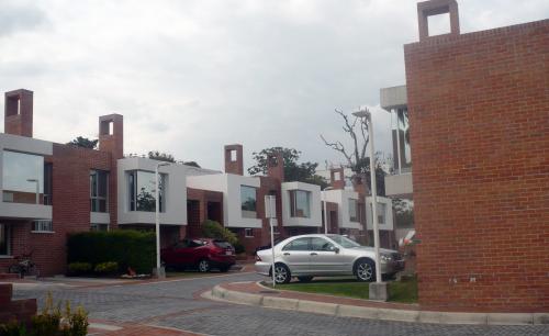 CASA PORTÓN DE CUMBAYÁ, 145m2, CERCA A LA UNIVERSIDAD SAN FRANCISCO DE QUITO $138.000