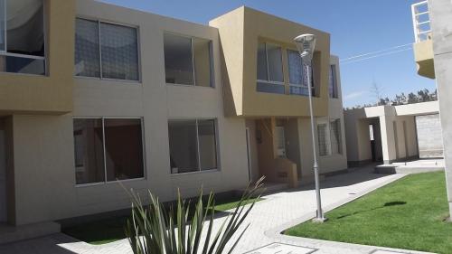 hermosa casa en conjunto sector Marianitas  Calderon