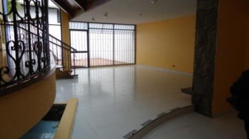 ARRIENDO HERMOSA Y AMPLIA CASA PARA OFICINAS, AMAZONAS Y ELOY ALFARO. 400 M2
