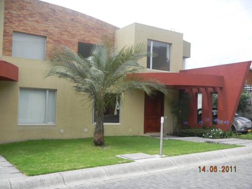 CUMBAYA CASA DE RENTA DE TRES DOR. EN CONJUNTO CERRADO 