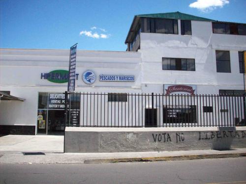 Vendo locales,bodegas, galpones y departamento ideal para empresa o industria en zona comercial 
