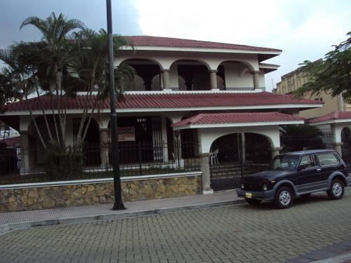 VENDO CASA EN LA FERROVIARIA - AL PIE DEL MALECON DEL SALADO