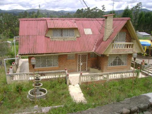 Alquilo casa en Cuenca-Ecuador mas 2.000 m2 sector Castilla Cruz (Via al Valle)