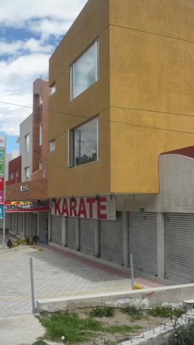 ARRIENDO LOCAL COMERCIAL 100M2 MARISCAL SUCRE Y DIEGO DE VÁSQUEZ, SECTOR BALCON DEL NORTE $500 INF: 2353-232,097-592747