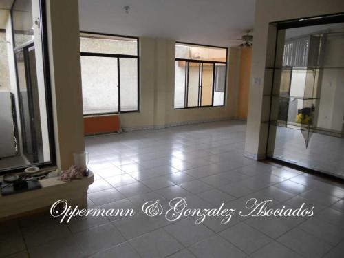 Casa apta para hostal en venta en Manta.