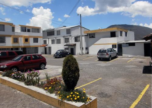 CASA TERRAZAS DEL EINSTEIN, ALADO DE FARMACIA SANA-SANA, 2 PLANTAS $300 INF: 2353-232, 097-592747