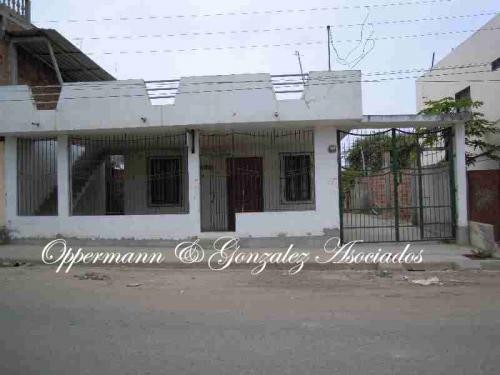 Casa pocos metros de la playa en venta en Crucita.