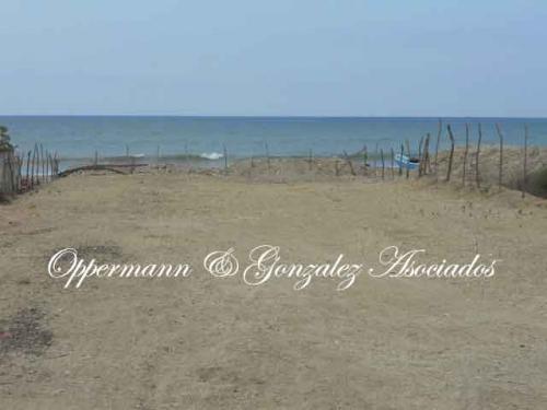 Terreno frente al mar cerca Manta en venta.