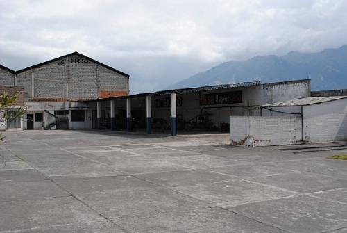 TERRENO CON HANGAR LATERAL