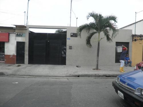 Bodega en vía principal de Mapasingue Este, zona comercial.