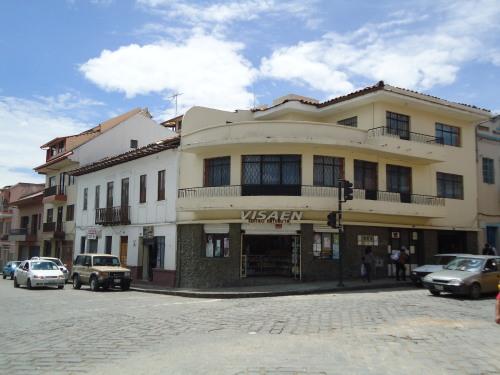 CASA CREDITO INMOBILIARIA...  Vende 2 Casas Comerciales por el precio de una.  Calle Vega Munoz y Sucre.  Cuenca - Ecuador.