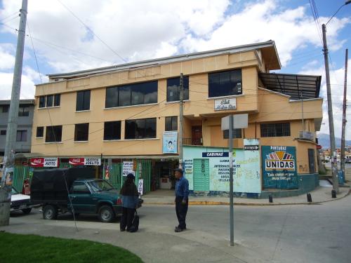CASA CREDITO INMOBILIARIA....  Vende Casa Comercial esquinera a dos cuadras del Hotel Oro Verde.... Cuenca - Ecuador.