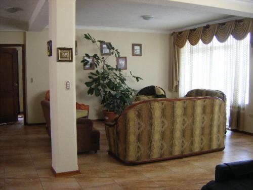 LOCALES CIALES. SOBRE INTEROCEANICA C/CASA APTA P/OFICINAS EXCELENTE UBICACION