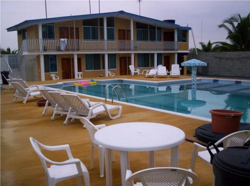 VENDO HERMOSO HOTEL EN ESMERALDAS LAS PENAS