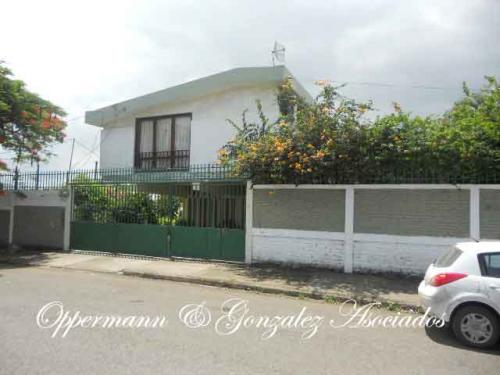 Vendo casa en barrio La Victoria, Manta.