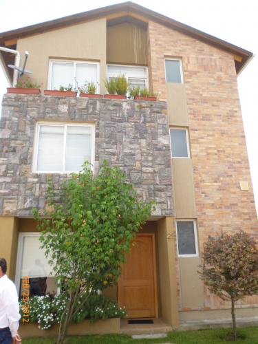HERMOSA CASA EN CUMBAYA EN UN CONJUNTO TOTALMENTE SEGURO Y CONFORTABLE