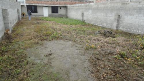 VENDO TERRENO CON UNA PEQUEÑA MEDIAGUA EN UNA CIUDADELA DE OTAVALO