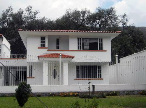 CASA JARDINES DE LA PAMPA, 240M2, 3 DORMITORIOS $500 INMOBILIARIA CONEXION: 2353-232 , 097-592747