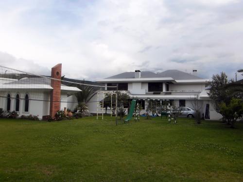 RESIDENCIA DE LUJO, CON PISCINA, ESPACIOS VERDES 700M2, SECTOR CARTÓDROMO, MITAD DEL MUNDO $399.000 INMOBILIARIA CONEXION: 2353-232 , 097-592747