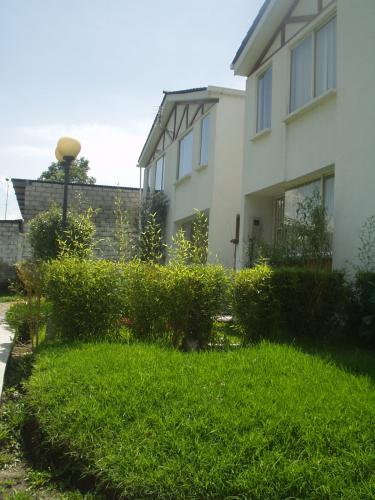 CASA EN RENTA POR ESTRENAR EN MIRASIERRA 400 USD. MENSUALES