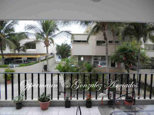 Departamento grande con terraza amplio en venta en Manta.