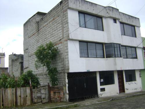 CASA DE VENTA EN SUR DE QUITO EN CAUPICHU UNO A TRES CUADRAS DE LA AVENIDA LEONIDAS DOUBLES.