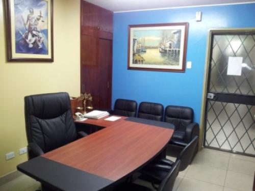 VENTA HERMOSA OFICINA EN EL CENTRO DE QUITO