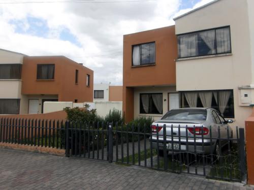 CASA DOS HEMISFERIOS, 2 PLANTAS, 96M2, PARQUEADERO INCORPORADO $72.000 INMOBILIARIA CONEXION: 2353-232, 097-592747