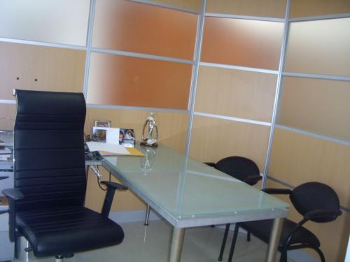 Vendo oficina 37 m2  mas garaje, divisiones, Carolina USD 49.000 inf: 0999810465