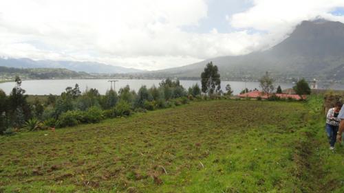VENDO TERRENO CON EXTRAORDINARIA MIRADA A LA LAGUNA DE SAN PABLO