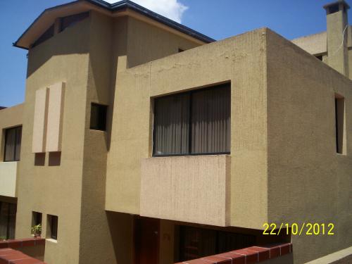 HERMOSA CASA A DESNIVELES  SECTOR EINSTEIN