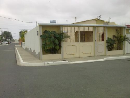 ALQUILO VILLA ESQUINERA AMOBLADA-URB VILLA DEL MAR-VIA PUNTA CARNERO
