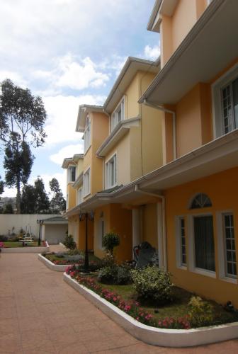CASA SECTOR EL CONDADO, CONJUNTO GARDENS BOLEVARD, 3 PISOS, 180M2 DE CONSTRUCCIÓN $125.000 INFORMES: 2353-232, 0997-592747