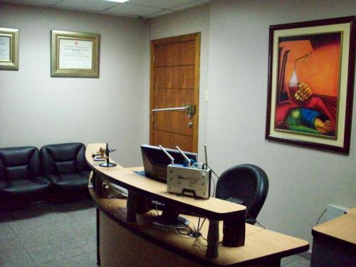 VENDO OFICINA AV. 9 DE OCTUBRE ENTRE LOS RIOS Y ESMERALDAS