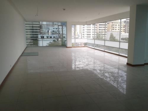 Linda oficina de arriendo, edificio inteligente, sector La Paz, 107 mts, USD. 1.800,oo negociables