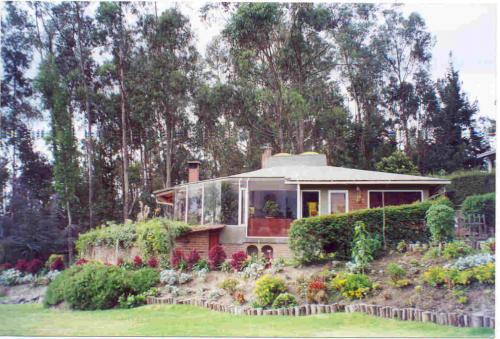 casa soleada rodeada de area verde  frente al terminal terrestre carcelen