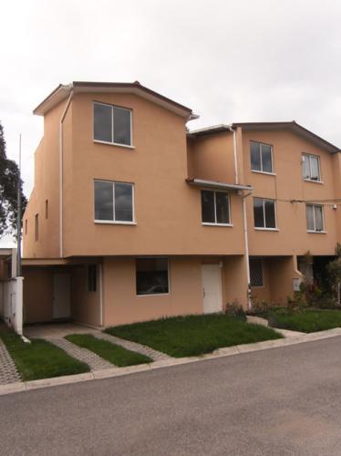CASA VIÑA DE POMASQUI, JUNTO A CEMEXPO, 180M2 DE CONSTRUCCIÓN $89.800 2353-232, 0997-592747