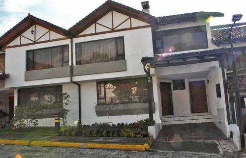 CASA EN ARRIENDO EN QUITO. Condominio de lujo sector El Bosque