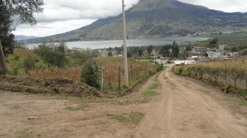 VENDO LOTE ESQUINERO  DE 2.000 METROS EN OTAVALO