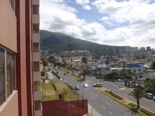 COMPARTO AMPLIO DEPARTAMENTO AMOBLADO. US$ 220.00 mensuales. 